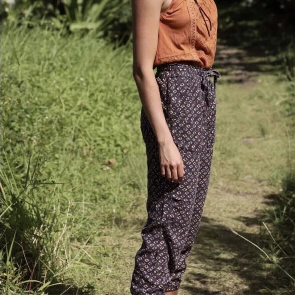 Anthropologie Purple Grey and White Patterned Capris
